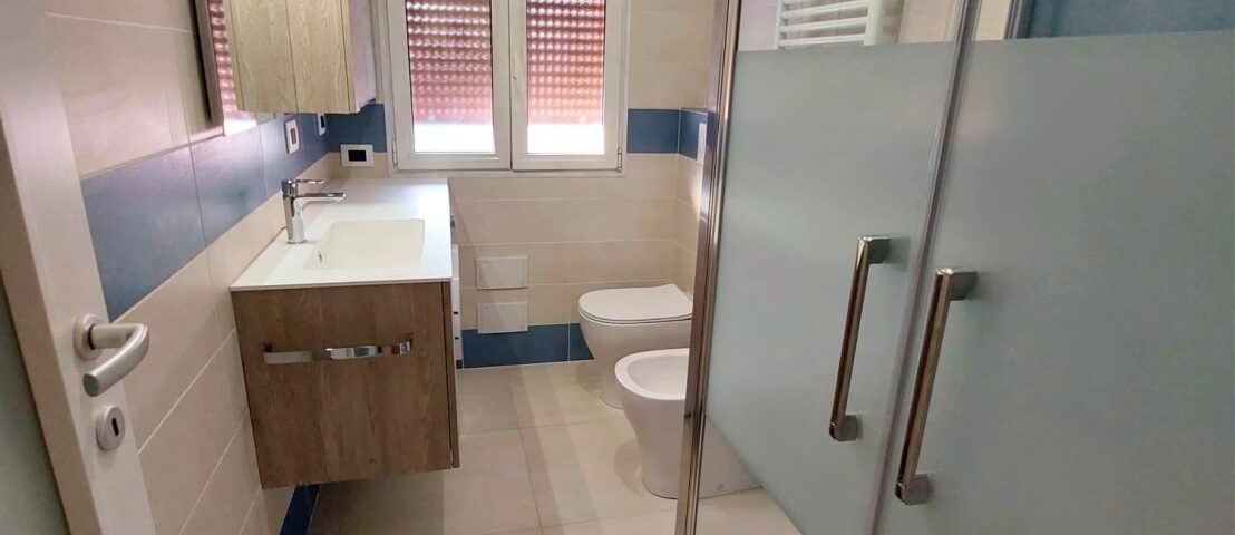 Casa rinnovata con pavimenti e rivestimenti, nuovo bagno e cucina