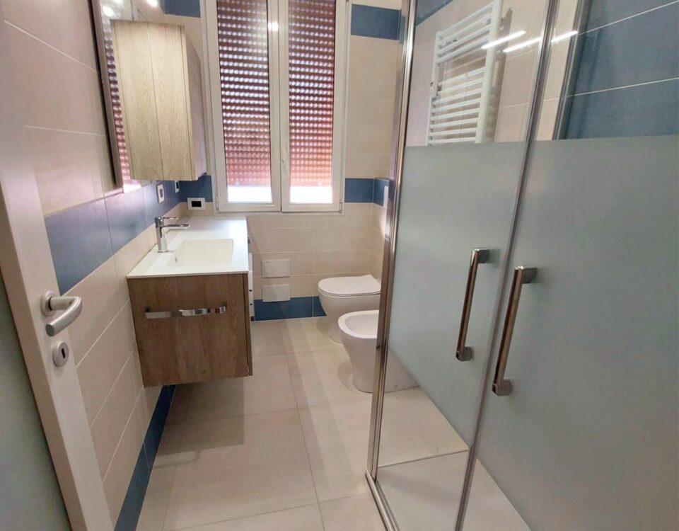 Casa rinnovata con pavimenti e rivestimenti, nuovo bagno e cucina
